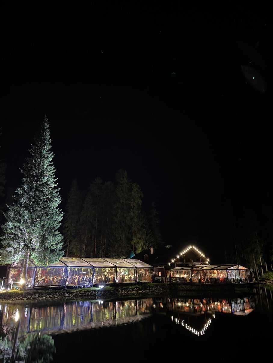 Villa riflessa nel lago di notte