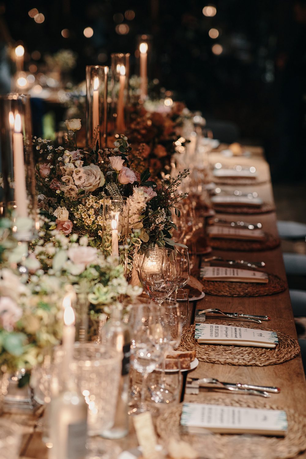 Tavola apparecchiata con candele e fiori