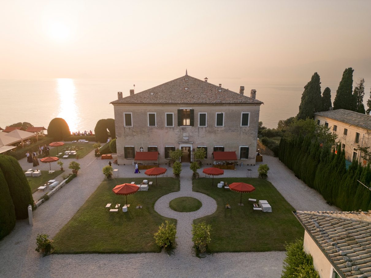 Villa con giardino all'italiana al tramonto