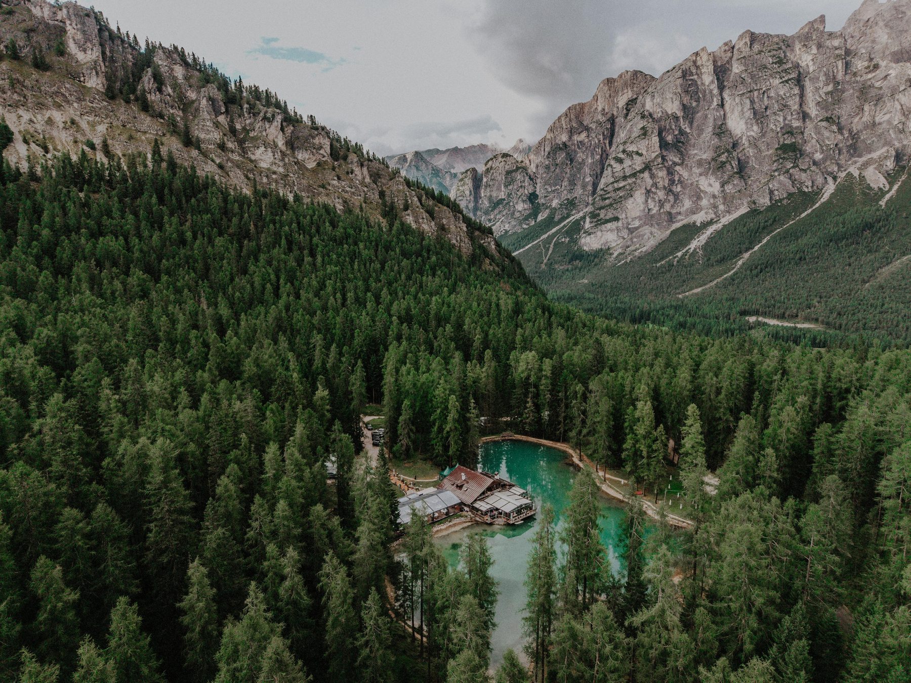 Lago tra i boschi delle Dolomiti