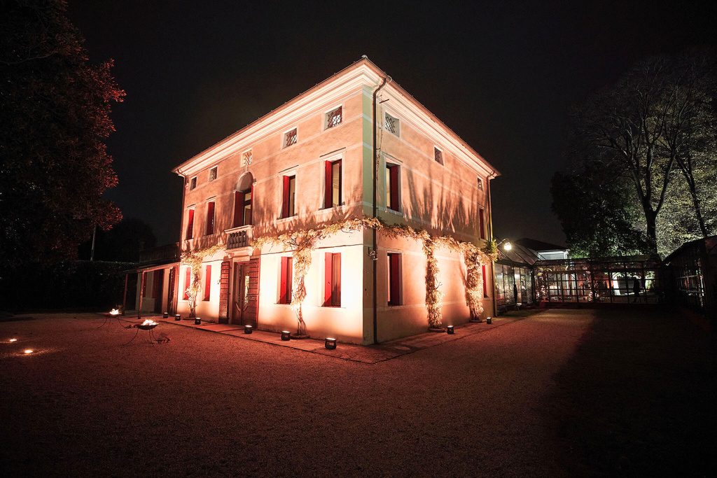 Villa illuminata di notte