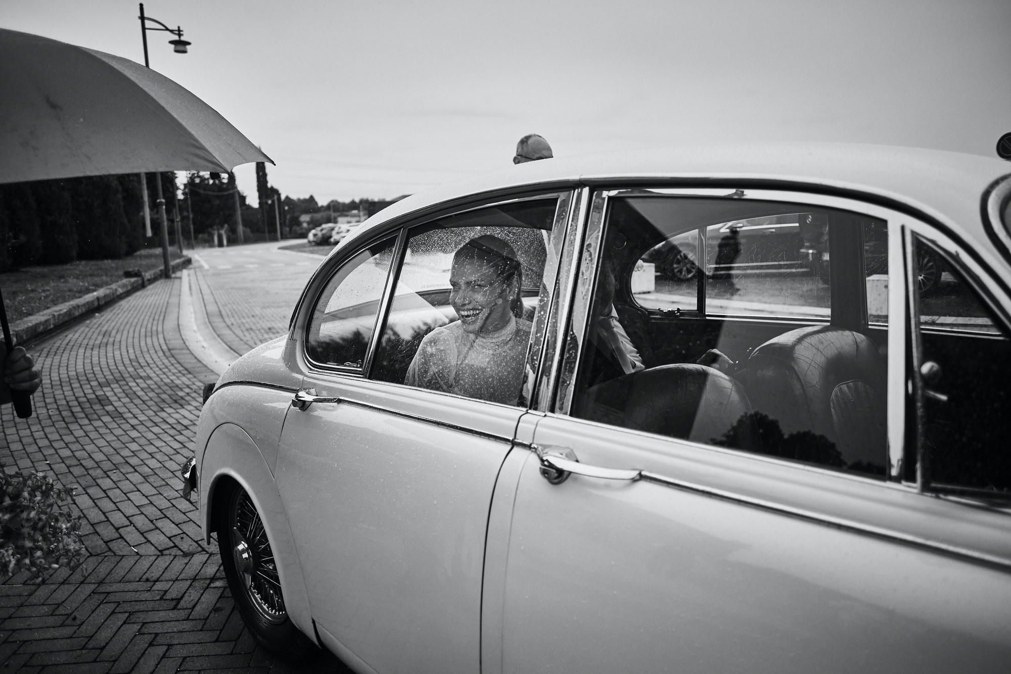 Gli sposi in auto, fotografia in bianco e nero