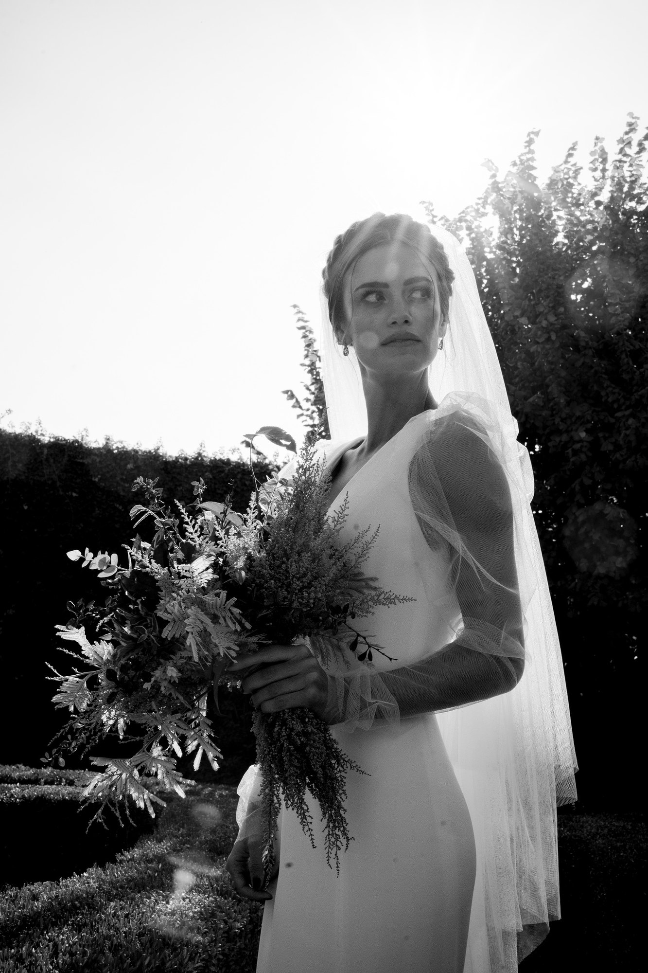 La sposa con il velo e il bouquet, controluce