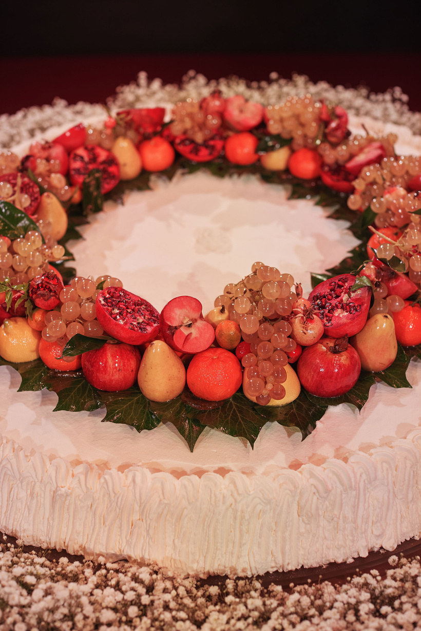 Dolce decorato con frutta fresca