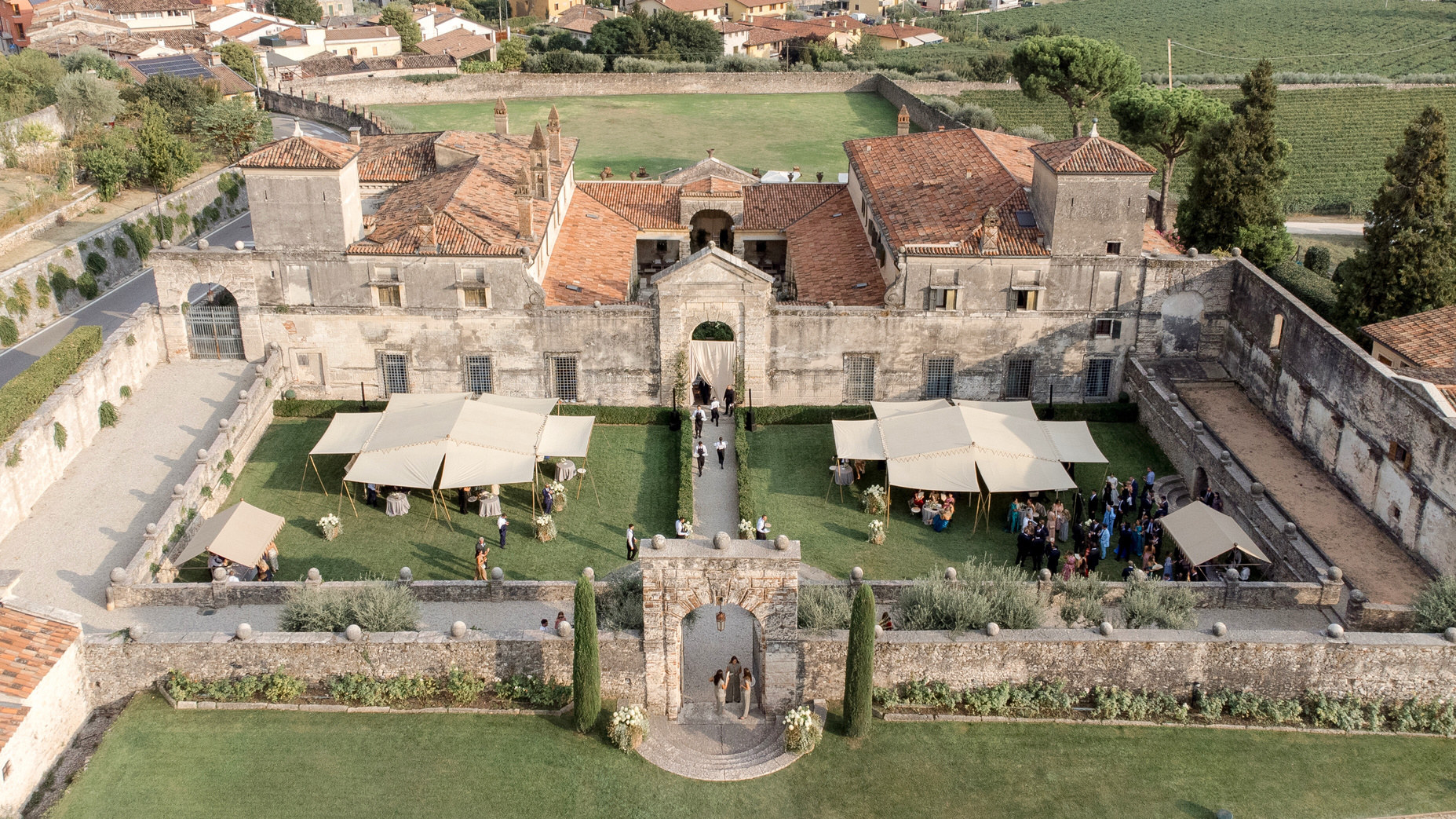 Corte di un antico complesso con i tavoli sotto i gazebo