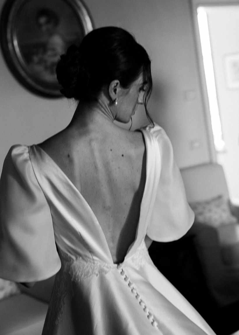 La schiena dell'abito da sposa, in bianco e nero