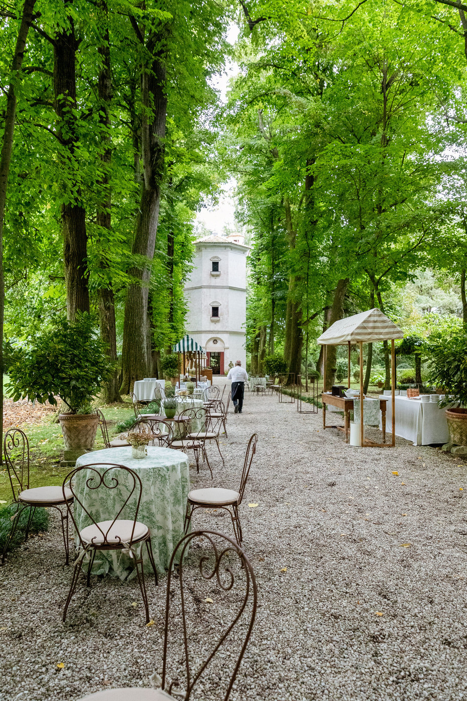 Tavolini sotto gli alberi lungo il viale del parco