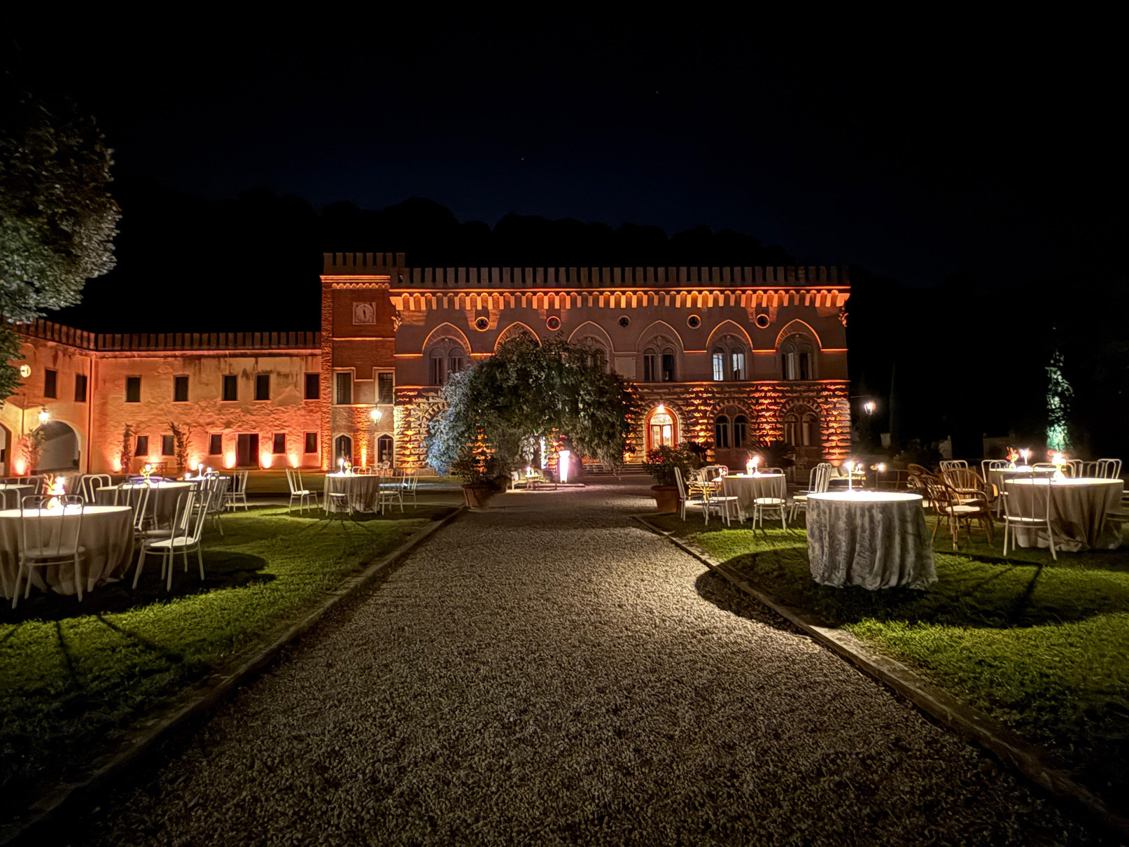 Villa illuminata di sera