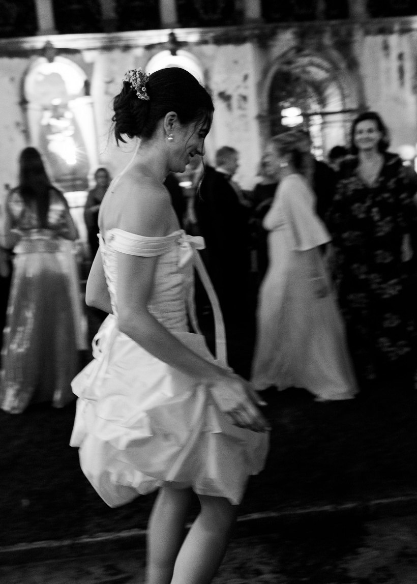 La sposa che volteggia mentre balla, in bianco e nero